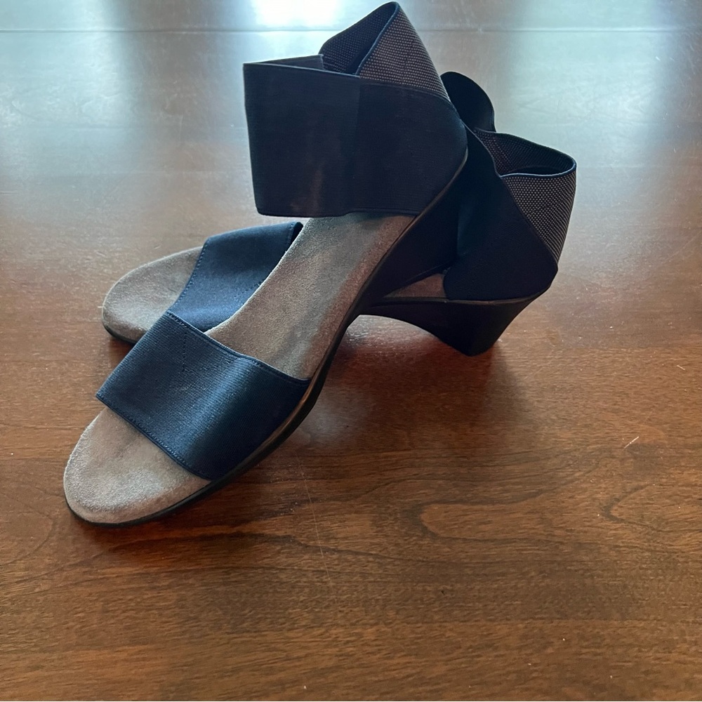 Charleston Shoe Co Navy Stretch Open Toe Sandal - Size 6 - Excellent Preowned